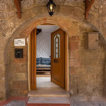 A Unique 3-4 Bedrooms House In Old Town *