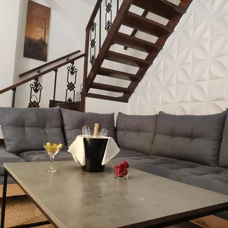 A Unique 3-4 Bedrooms House In Old Town *