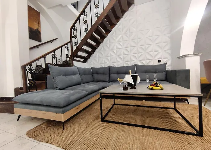 A Unique 3-4 Bedrooms House In Old Town *