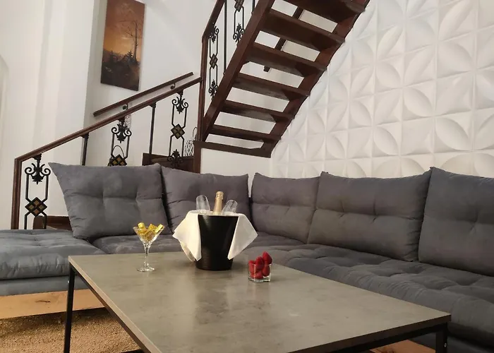 A Unique 3-4 Bedrooms House In Old Town *