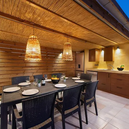 بيت للعطل A Unique 3-4 Bedrooms House In Old Town