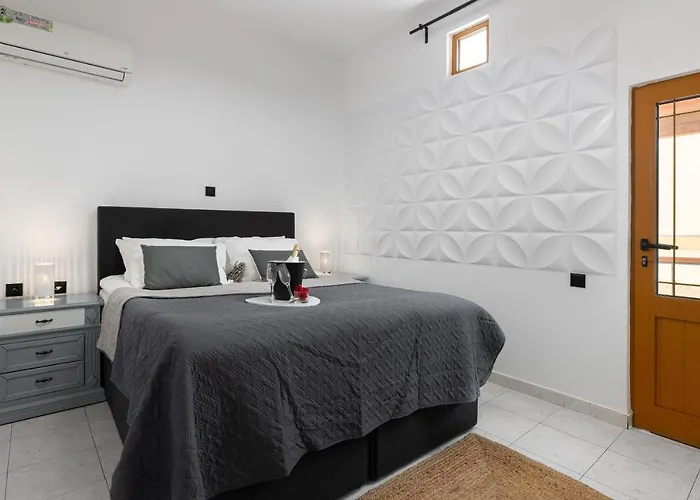 A Unique 3-4 Bedrooms House In Old Town