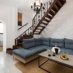 A Unique 3-4 Bedrooms House In Old Town *