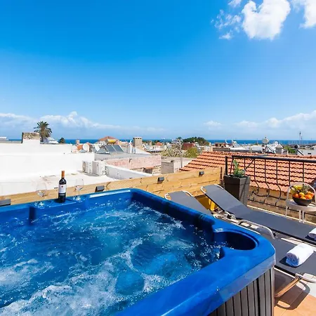 A Unique 3-4 Bedrooms House In Old Town *